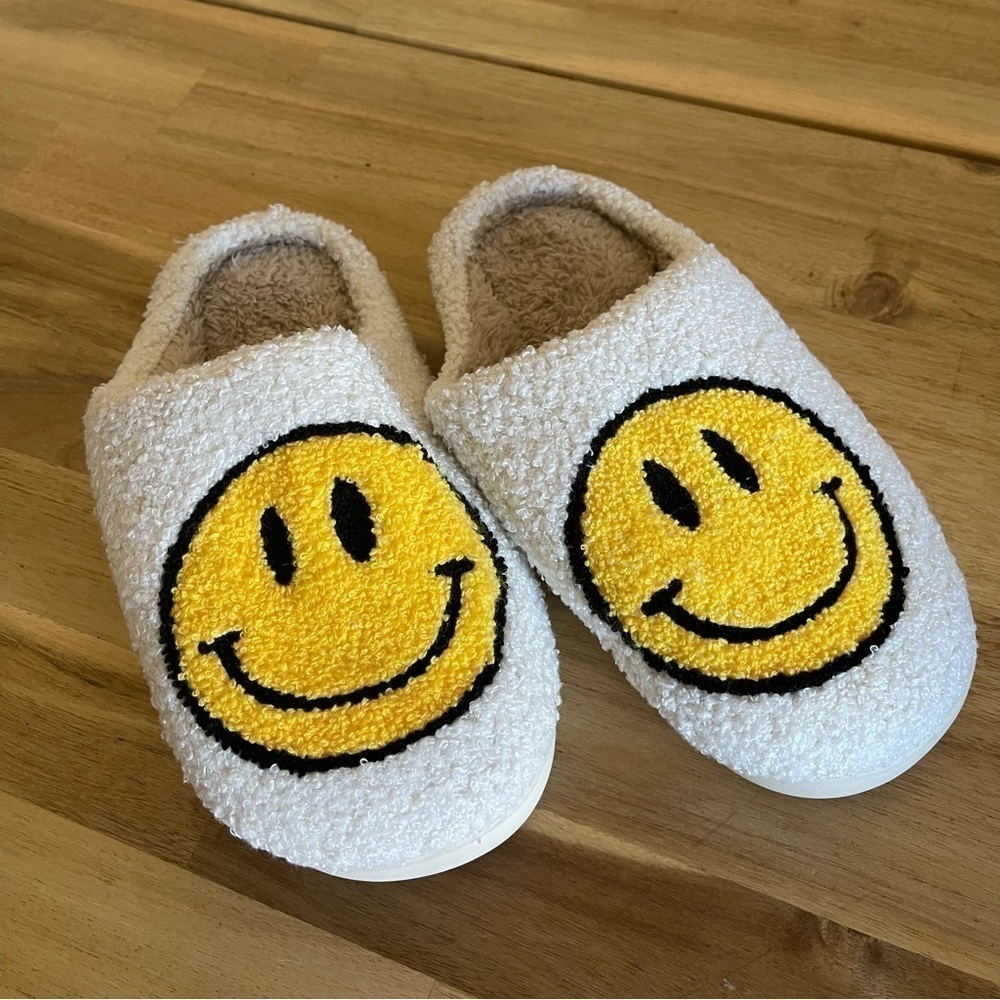 🎀 Smiley Slippers SIZE 41-42